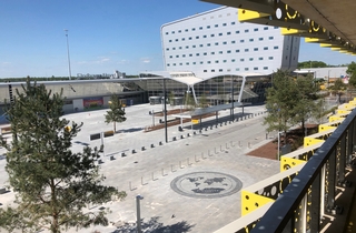 Boulevard en voorplein Eindhoven Airport