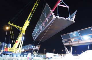 Laatste segment Geniedijk-brug ’s nachts geplaatst