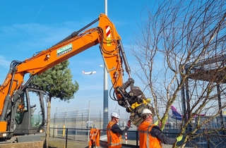 Bomen planten bij P4 Eindhoven Airport