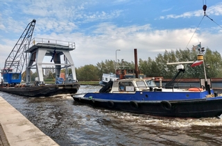 Historische blauwe kraan binnen gevaren bij De Noordkade in Hendrik-Ido-Ambacht!