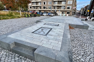 Natuurstenen platen in wachtershuisje Wilhelminaplein gehesen