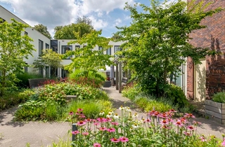 Genieten van de zon in de natuurrijke binnentuin van Landpark Assisië