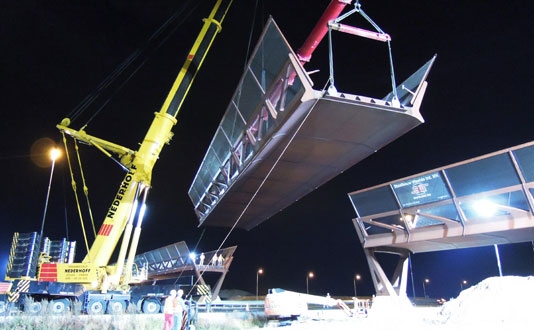 Laatste segment Geniedijk-brug ’s nachts geplaatst